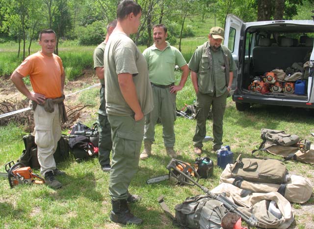 Pirotehničari pred odlazak na posao u šumu/Arhiva Lika pressa snimio Marko Čuljat                                                                                                                                                                         